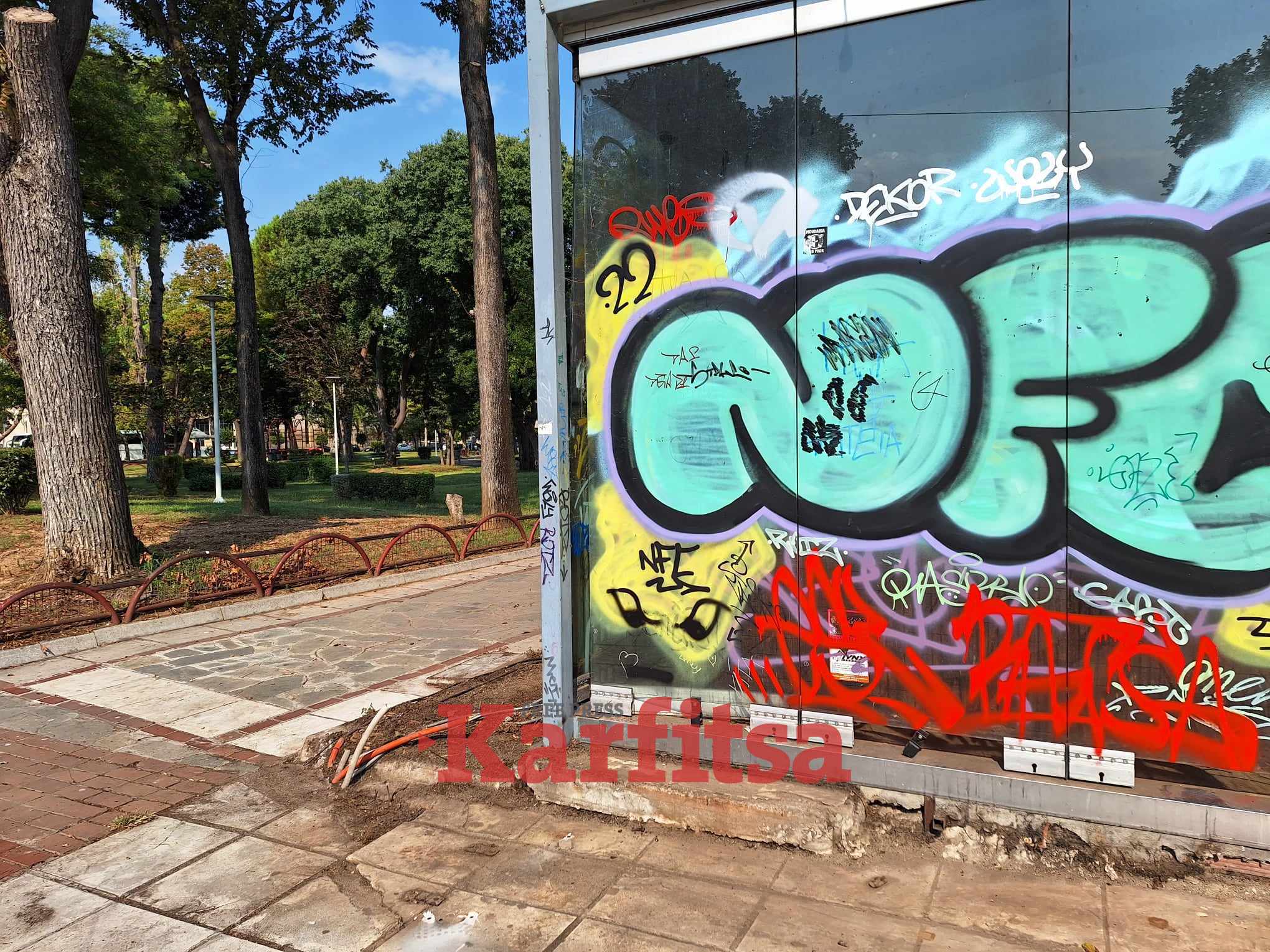 Θεσσαλονίκη: Σκουριές, μουτζούρες και σπασμένα στο πάρκο Ξαρχάκου (ΦΩΤΟ)