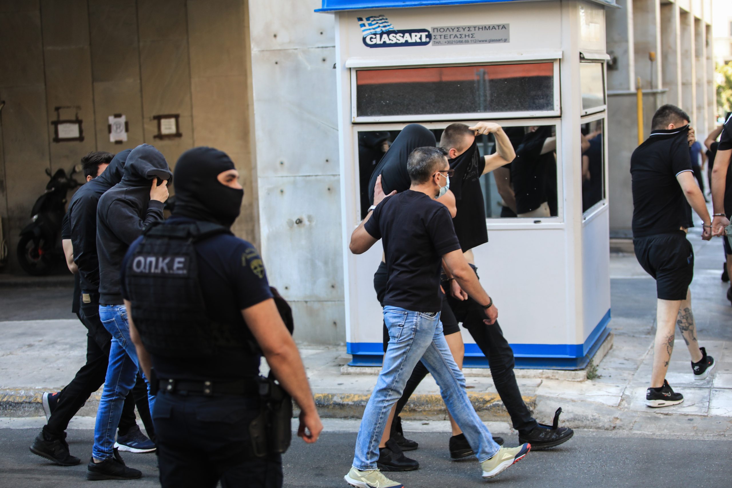 Βαριές κατηγορίες ασκήθηκαν στους συλληφθέντες για τα αιματηρά επεισόδια στη Νέα Φιλαδέλφεια