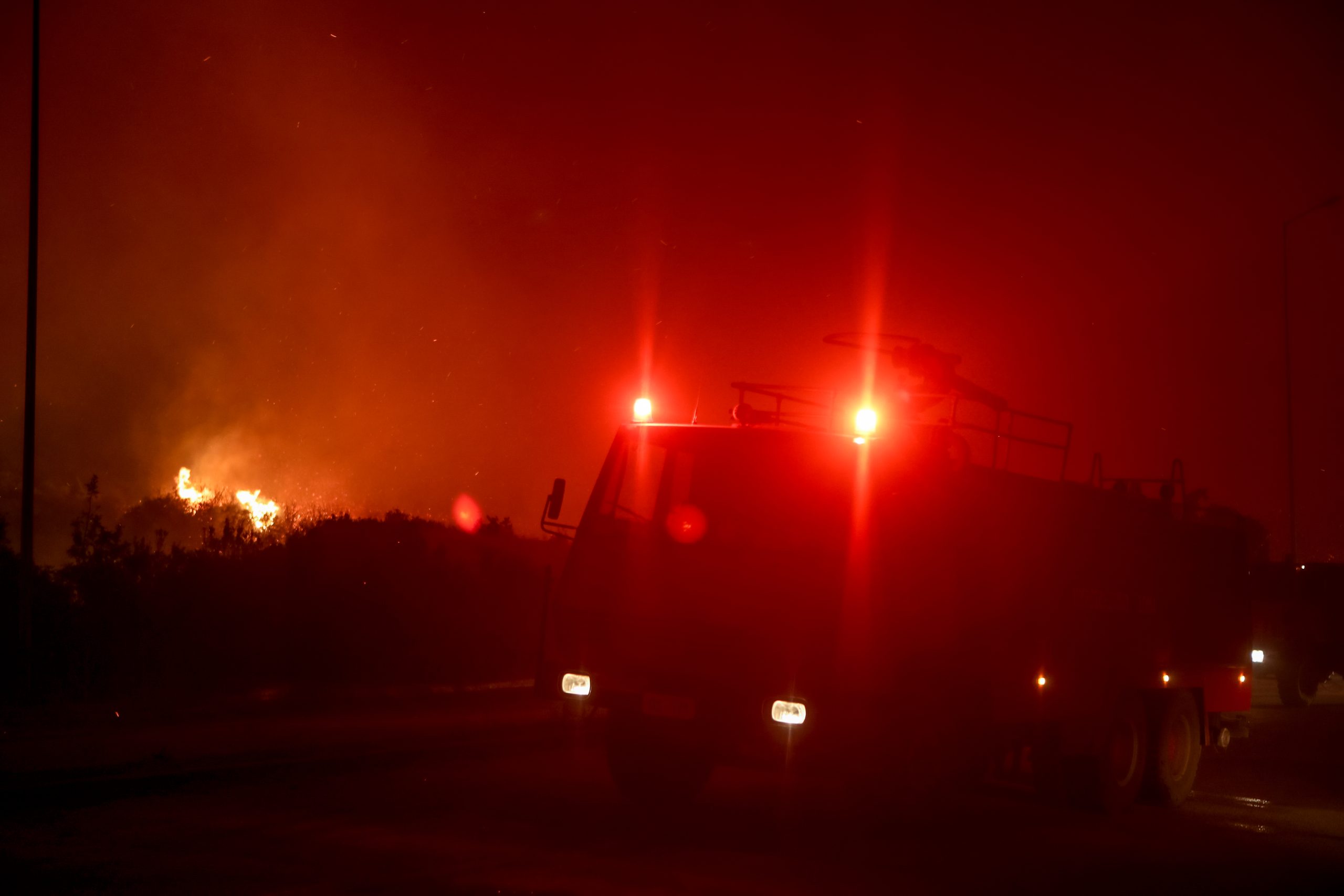 Ροδόπη: Μικρές αναζωπυρώσεις αντιμετωπίζουν σε Μίσχο και Άνω Δροσίνη οι πυροσβέστες
