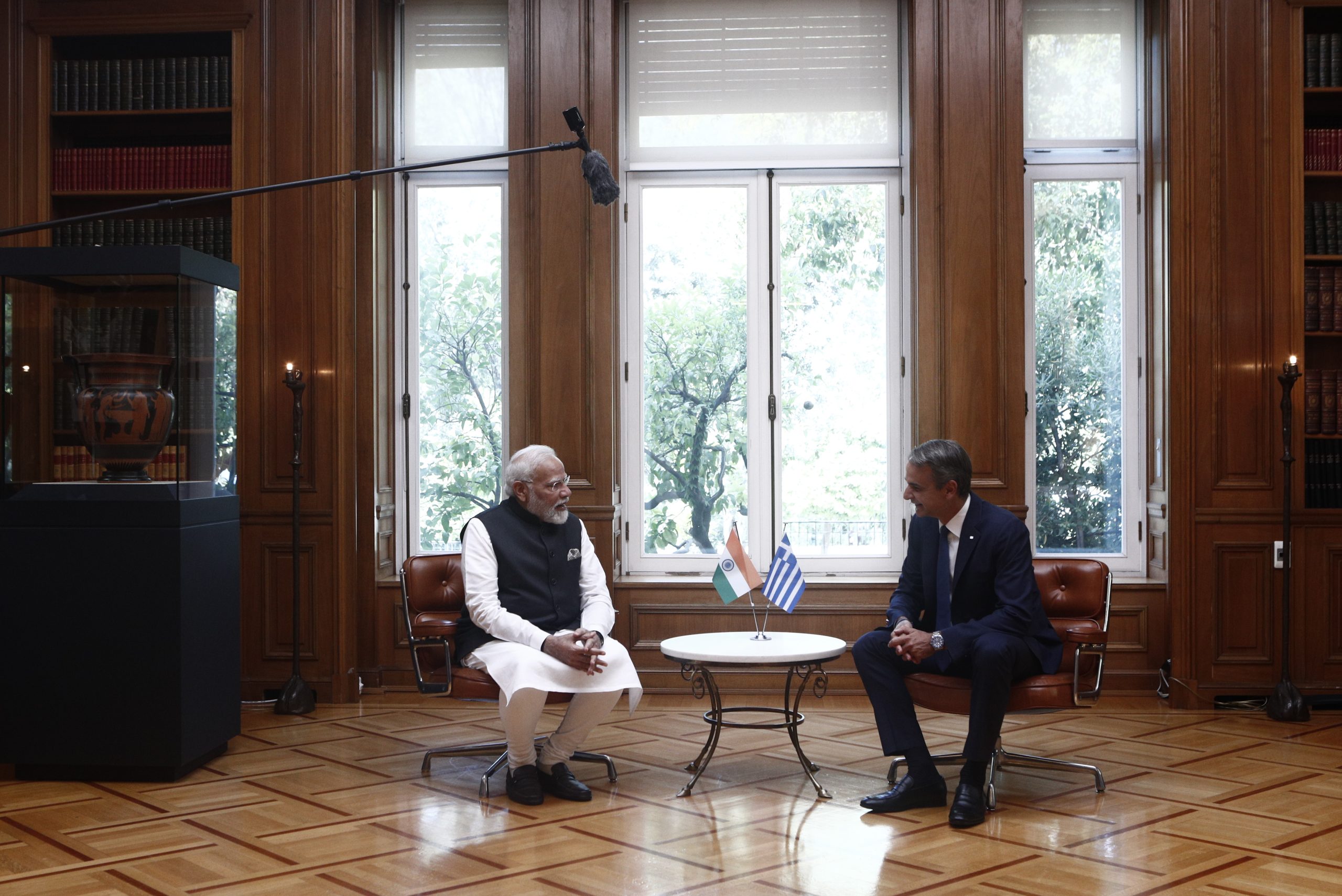 Συνάντηση Κ. Μητσοτάκη – Ν. Μόντι στο Μέγαρο Μαξίμου