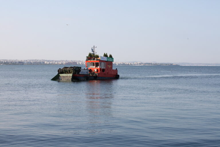 Θεσσαλονίκη: Μέχρι 1.000 κιλά σκουπιδιών ημερησίως απομακρύνει από τον Θερμαϊκό η «Αλκίππη»