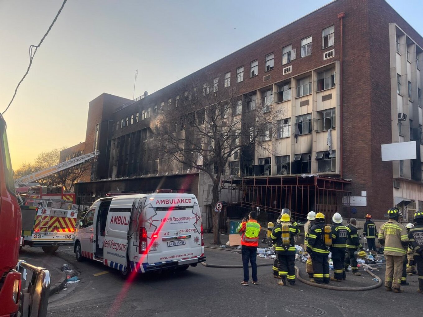 Τουλάχιστον 50 νεκροί και 43 τραυματίες από πυρκαγιά σε πενταώροφο κτίριο στο Γιοχάνεσμπουργκ