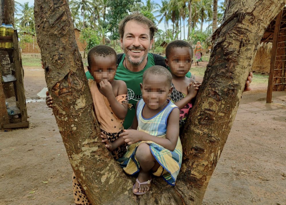 Απόστρατος από τη Θεσσαλονίκη ταξιδεύει σε όλο τον κόσμο και προσφέρει φιλανθρωπικό έργο σε φτωχές κοινότητες (ΦΩΤΟ)