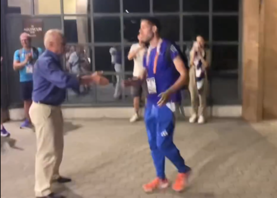 Ποιος είναι ο άνθρωπος της Ομοσπονδίας που απέφυγε ο Τεντόγλου να χαιρετήσει (vid)