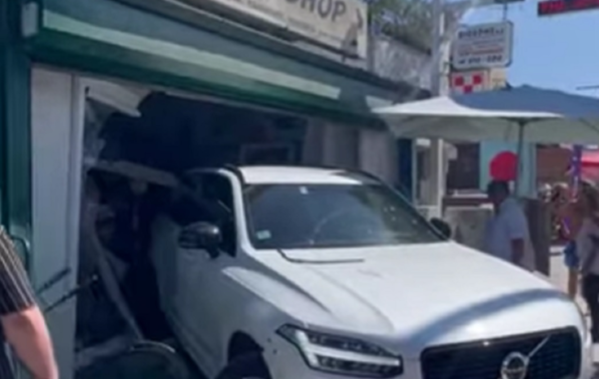 Όχημα «καρφώθηκε» σε κατάστημα στη Χαλκιδική (Video)