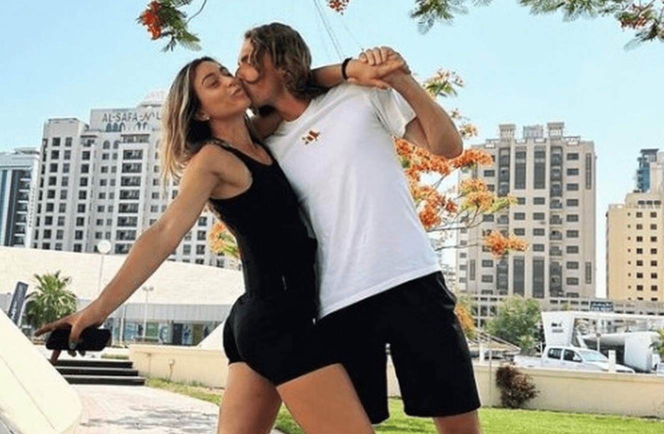 Τσιτσιπάς: Το φιλί με την Μπαντόσα στα γενέθλιά του – «Συνέχισε να λάμπεις, σ’αγαπώ» του γράφει