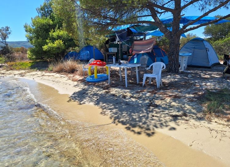 “Ανθεί” η παράνομη κατασκήνωση στο Διάπορο Χαλκιδικής (ΦΩΤΟ)