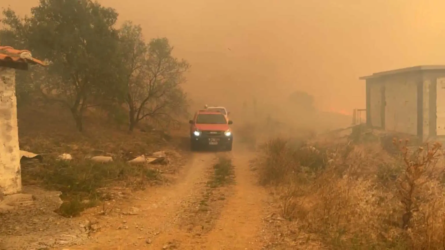 Τιτάνια μάχη με τη φωτιά στην Αλεξανδρούπολη, εκκενώθηκαν 8 οικισμοί! Στα πρώτα σπίτια οι φλόγες (ΦΩΤΟ+Video)