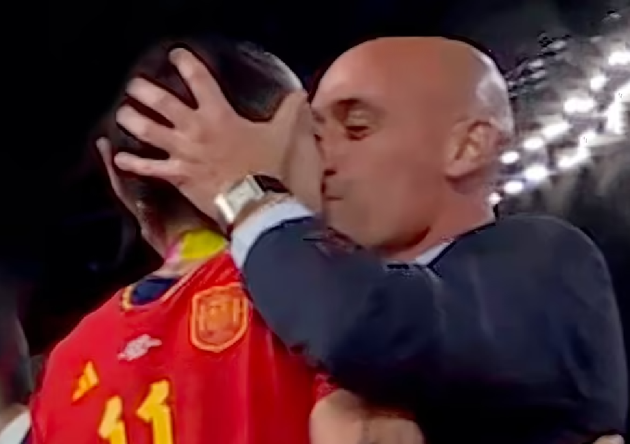 Πέδρο Σάντσεθ: Απαράδεκτο το φιλί του προέδρου της ομοσπονδίας στην παίκτρια – Δεν φτάνει η συγγνώμη