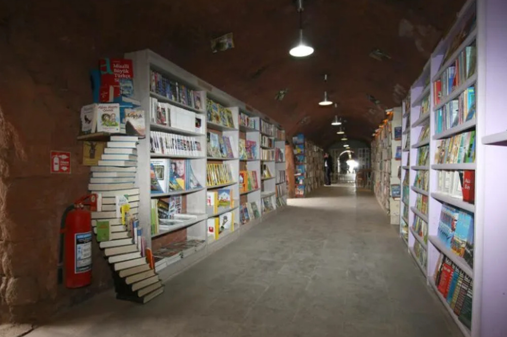 Χειριστές απορριμματοφόρων άνοιξαν βιβλιοθήκη με τα βιβλία που πετούν άλλοι στα σκουπίδια