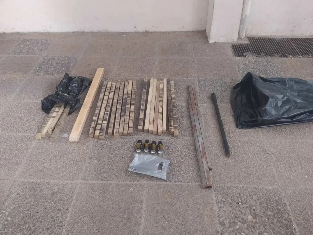 Έφοδος της ΕΛΑΣ σε συνδέσμους ομάδων στη Θεσσαλονίκη – Δείτε τι εντοπίστηκαν