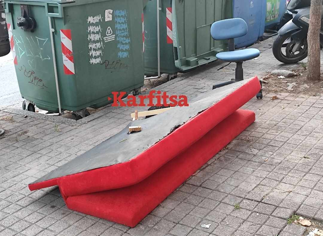 Θεσσαλονίκη: Άλλο ένα «σαλονάκι» κάνει την εμφάνισή του δίπλα σε κεντρικό δρόμο (ΦΩΤΟ)