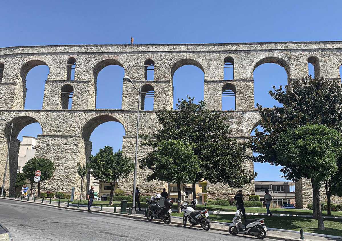 Καβάλα: Νεαρός άνδρας απειλεί ξανά να… πέσει από τις Καμάρες!  (ΦΩΤΟ)