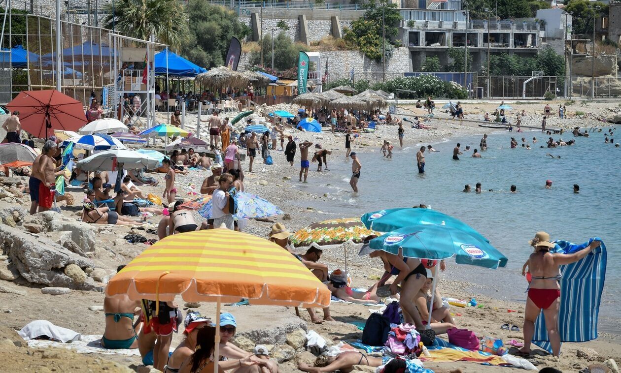 Κίνημα της πετσέτας: Ξηλώνουν ομπρέλες και ξαπλώστρες για να γλιτώσουν τα πρόστιμα