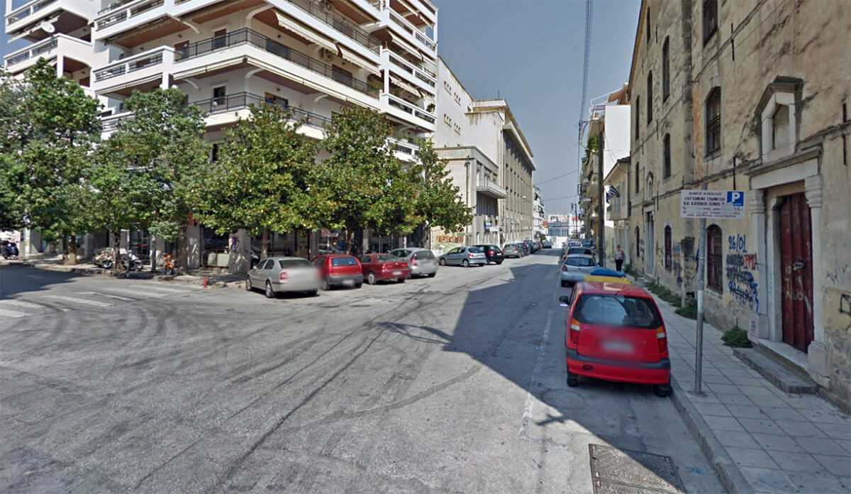 Καβάλα: Τροχαίο στο κέντρο της πόλης – Οδηγός μηχανής γλίστρησε στα χώματα από τα έργα