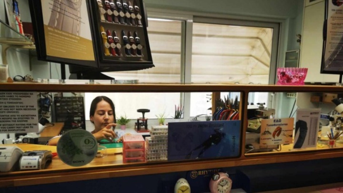 Η μοναδική γυναίκα στη Θεσσαλονίκη που δίνει …χρόνο ζωής σε χαλασμένα ρολόγια