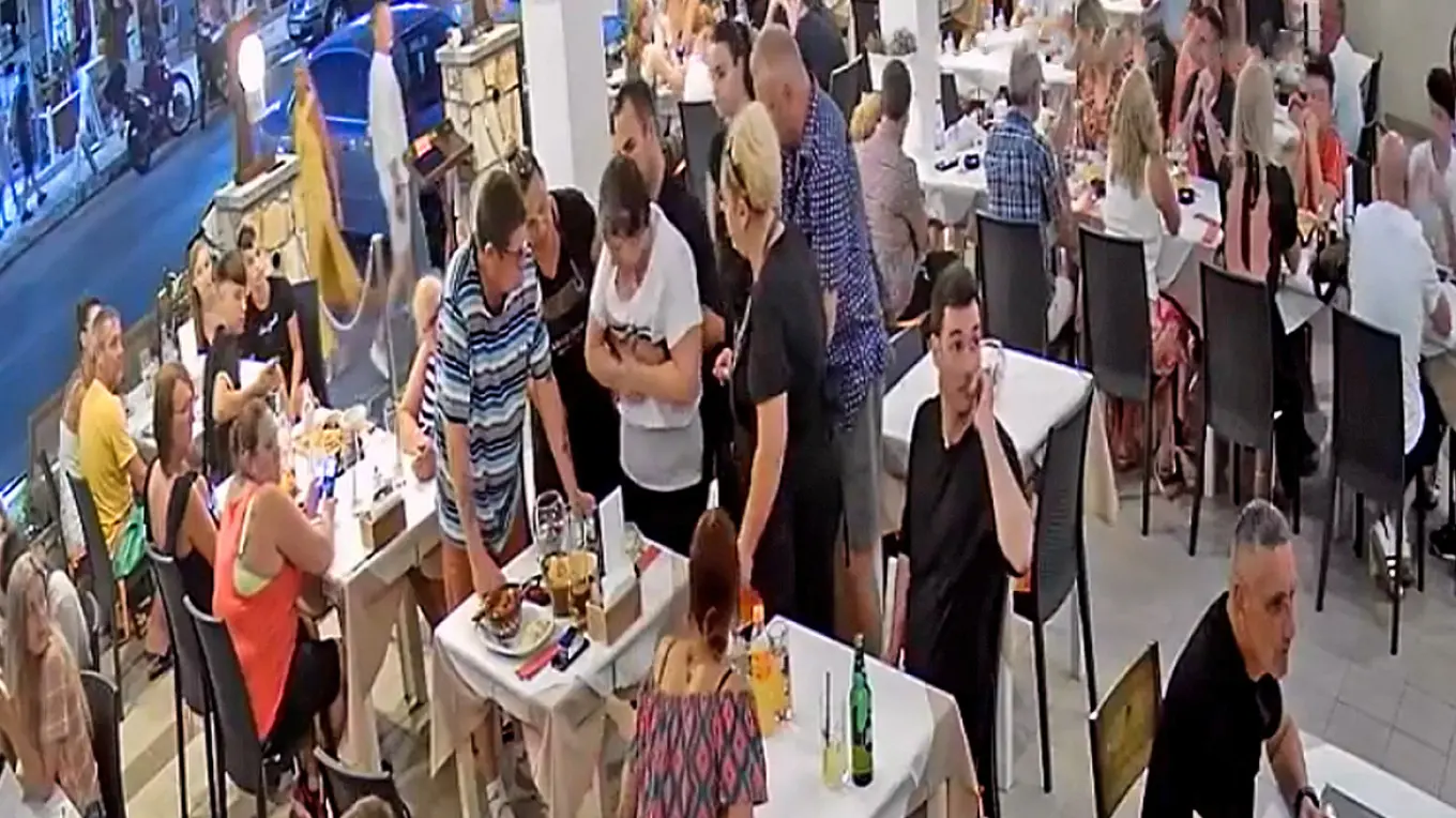 Σερβιτόρος έσωσε με λαβή Χάιμλιχ γυναίκα που πνίγηκε τρώγοντας σε εστιατόριο (Video)