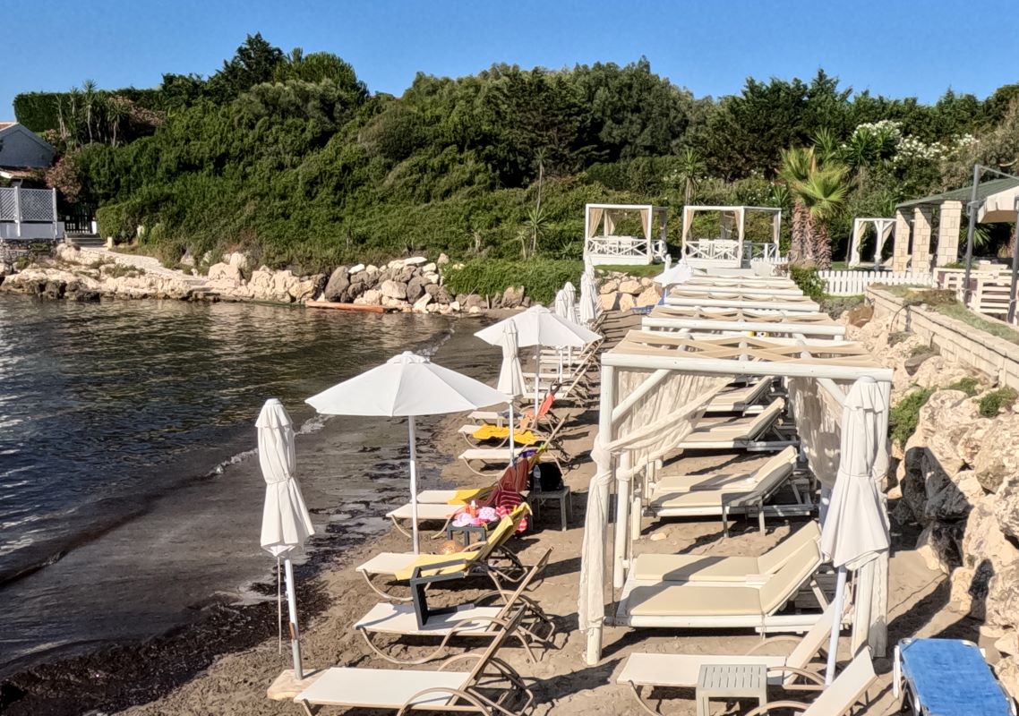 Συνεχίζεται το «ξήλωμα» σε παράνομες ομπρέλες και ξαπλώστρες