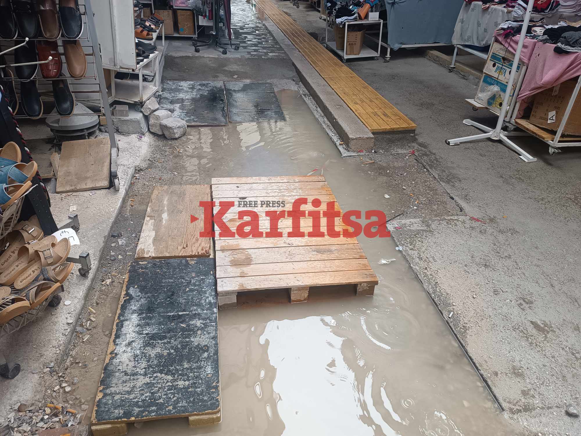 Θεσσαλονίκη: Γέμισε νερά το Καπάνι – Έβαλαν ξύλα για να περνούν οι πελάτες (ΦΩΤΟ+Video)