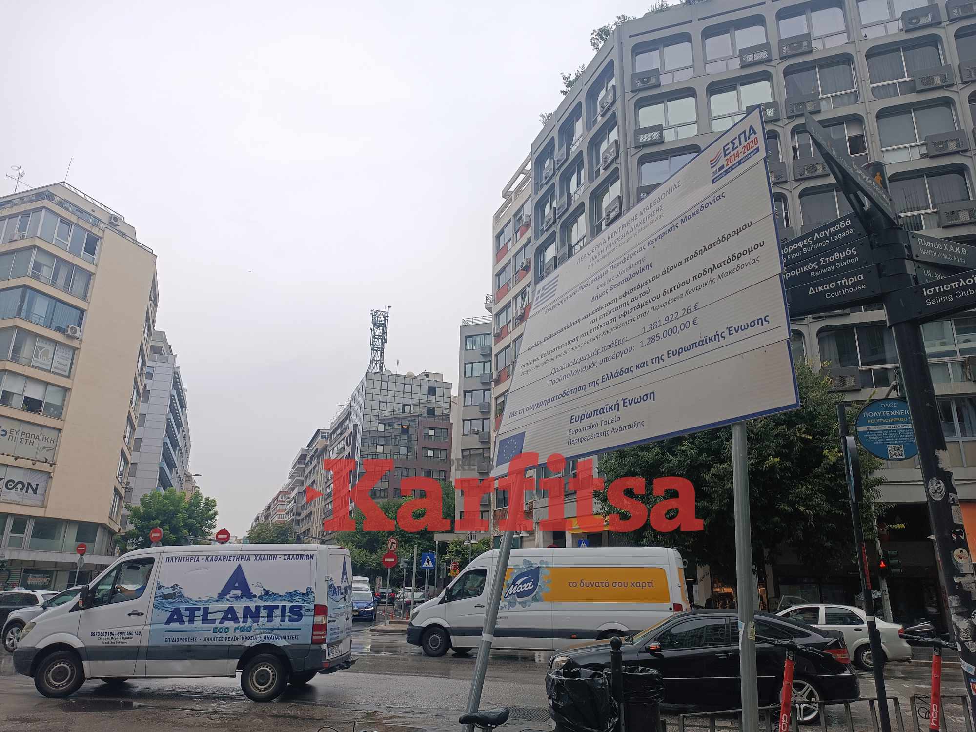 Θεσσαλονίκη: Πινακίδα έγειρε σε κεντρικό σημείο – Κίνδυνος για ατύχημα (ΦΩΤΟ)