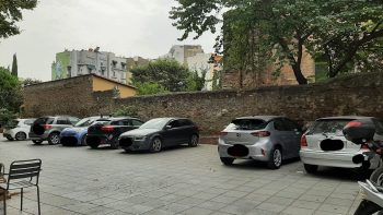 Θεσσαλονίκη: Περιτριγυρισμένη από σκουπίδια, παράνομα παρκαρισμένα οχήματα και χαλασμένους κάδους η Ροτόντα (ΦΩΤΟ)