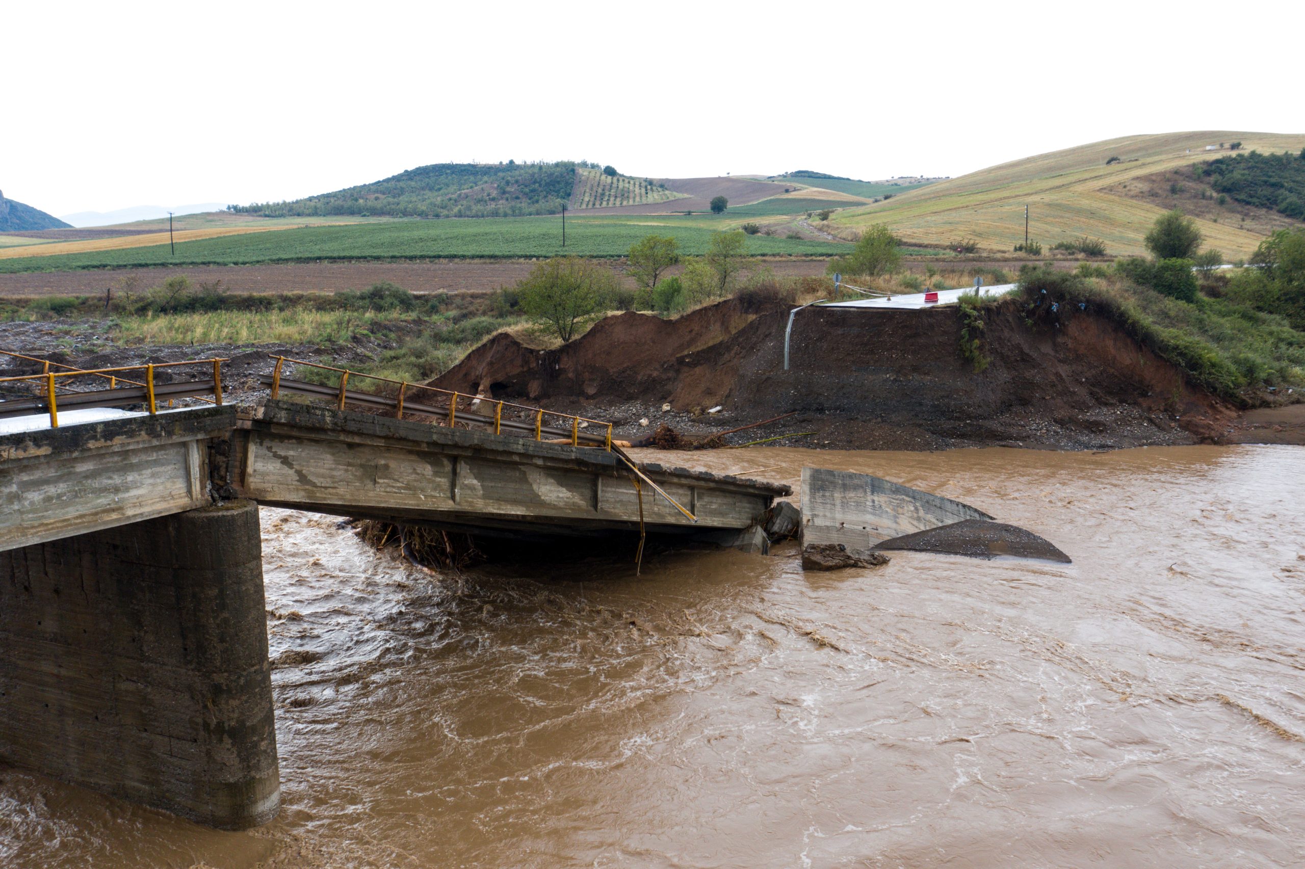 Κικίλιας: 67 διασώσεις με ελικόπτερα σε Καρδίτσα, Τρίκαλα – Οι απεγκλωβισμοί θα συνεχιστούν τη νύχτα με βάρκες