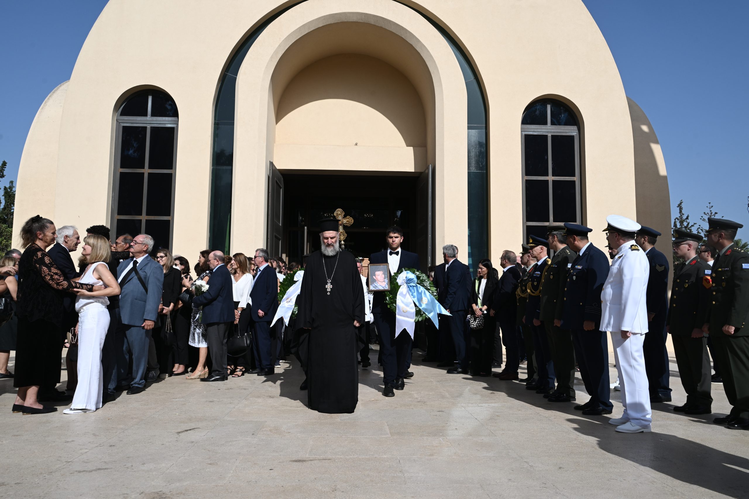 Σε κλίμα οδύνης η κηδεία των δύο αδελφών που σκοτώθηκαν στη Λιβύη – Παρούσα η Σακελλαροπούλου