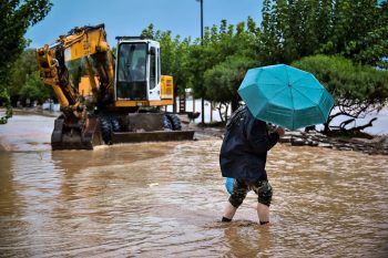 Εκατοντάδες απεγκλωβισμοί στον Βόλο λόγω των πλημμυρών