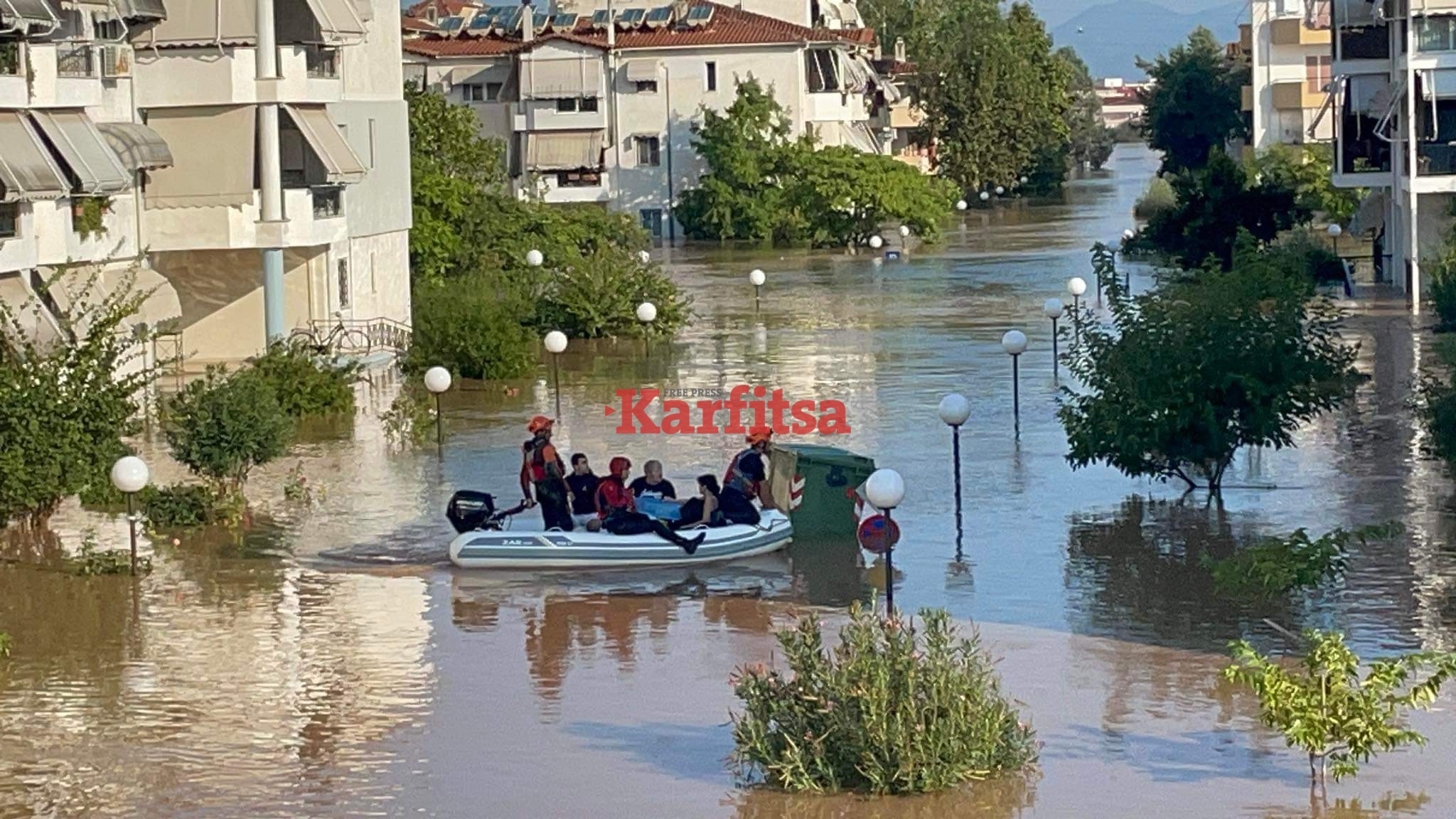 Συνεχίζονται οι απεγκλωβίσεις των κατοίκων στη Λάρισα