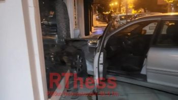 Θεσσαλονίκη: Αυτοκίνητο έπεσε σε τζαμαρία ιχθυοπωλείου (Video)