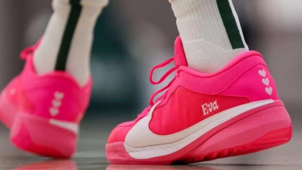 Γιάννης Αντετοκούνμπο: Φόρεσε ροζ παπούτσια με καρδούλες και το όνομα της κόρης του (ΦΩΤΟ)