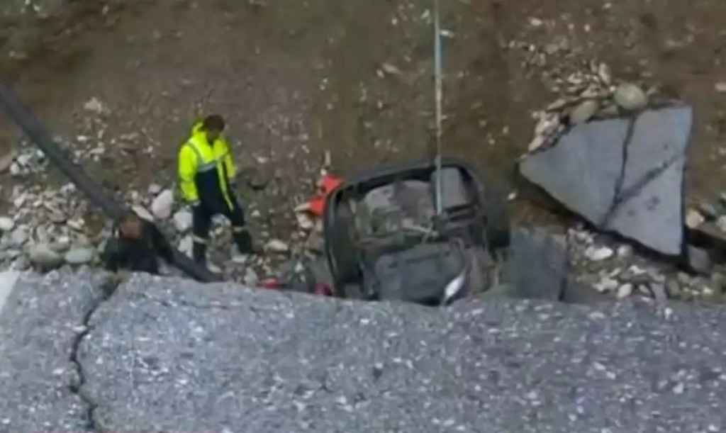 Κακοκαιρία Daniel: Επιχείρηση απεγκλωβισμού οδηγού στη Μαγνησία – Το αυτοκίνητο έπεσε σε δρόμο που κατέρρευσε (Video)