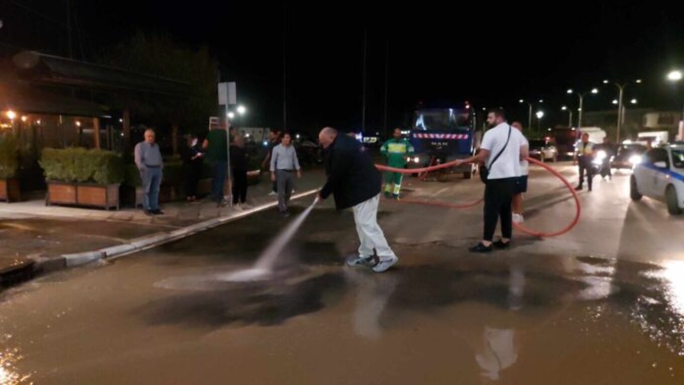 Ο Μπέος καθαρίζει τους δρόμους από τις λάσπες με μάνικα (Video)