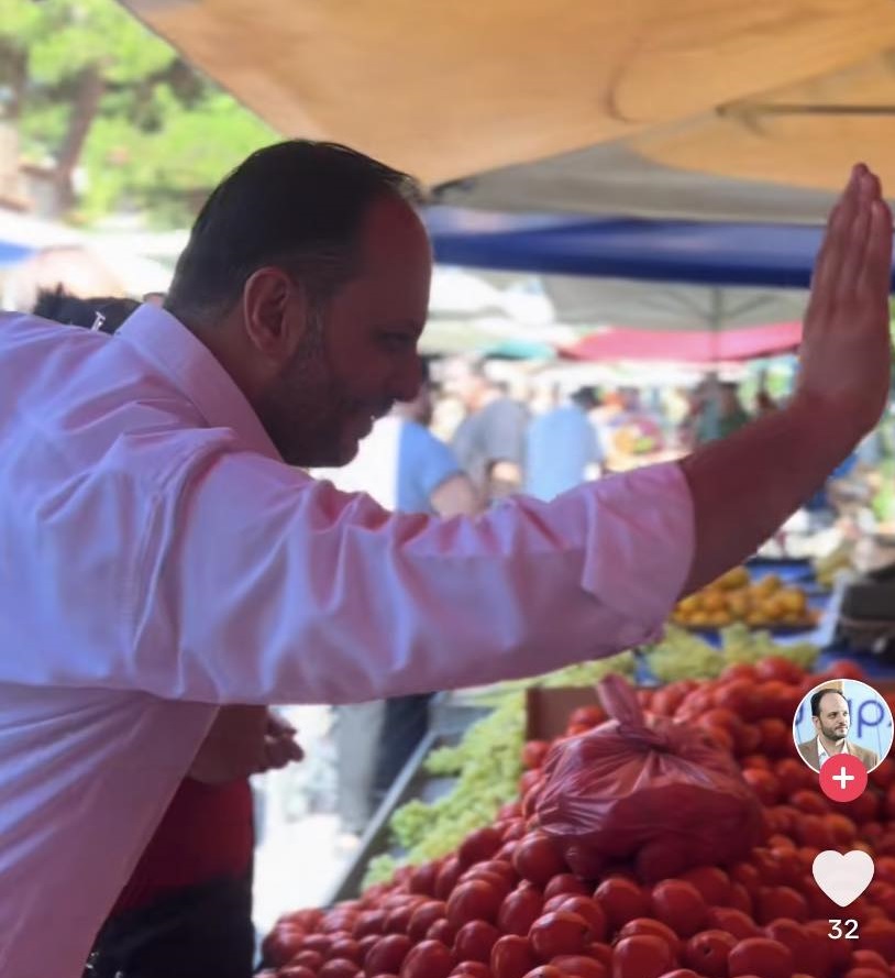 Σιγά που θα έλειπε η βόλτα σε λαϊκή από υποψήφιο δήμαρχο