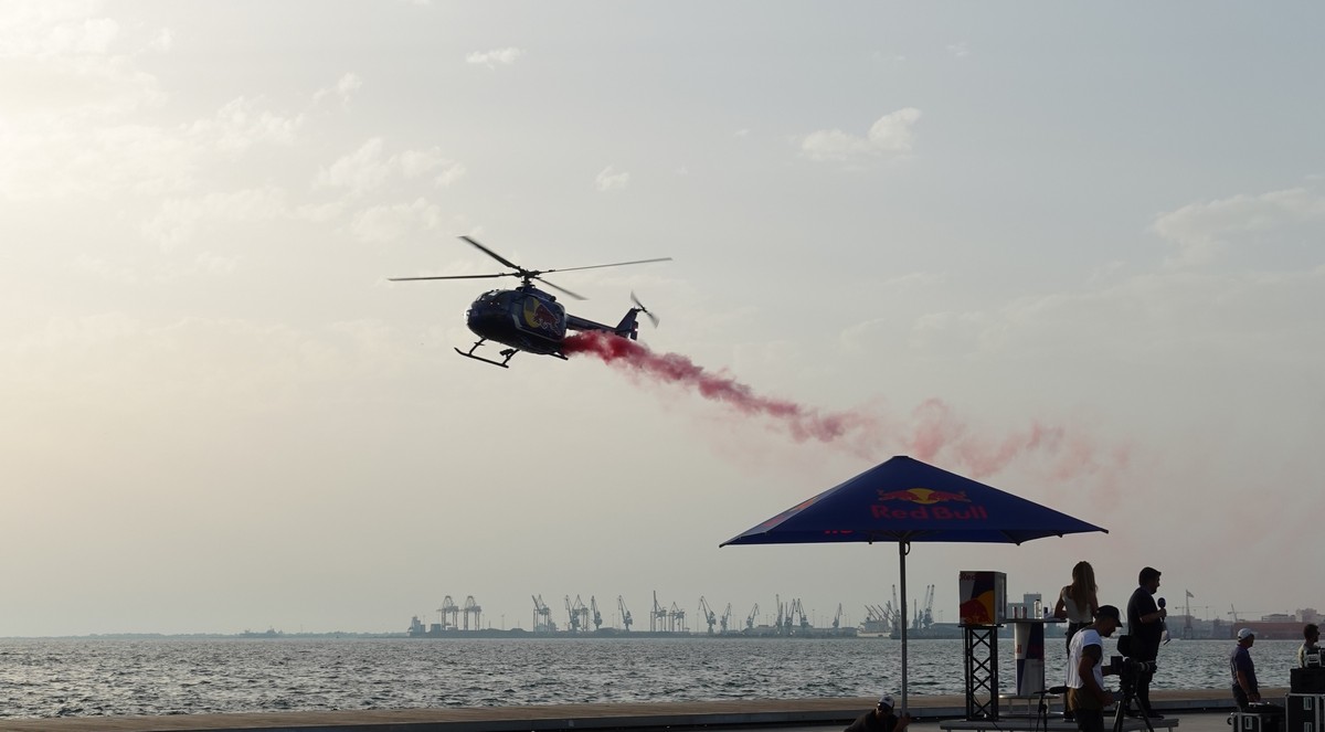 Θεσσαλονίκη: Ένας «Ταύρος» με έλικες, «αψήφησε» τους νόμους της Φυσικής και ξεσήκωσε χιλιάδες θεατές στην παραλία (ΦΩΤΟ)