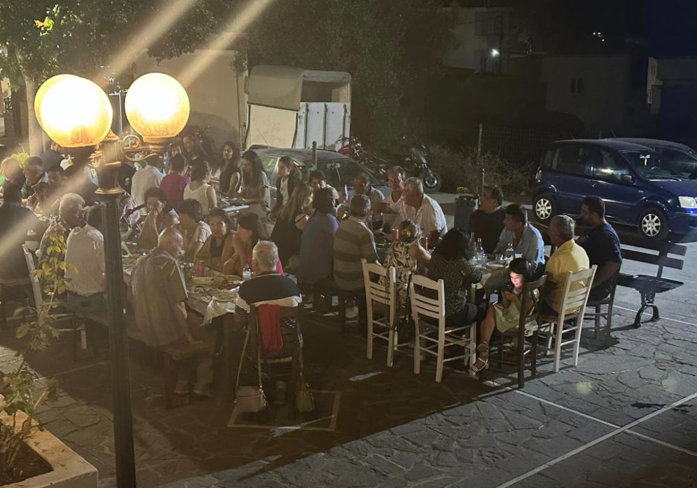 Ζευγάρι Γερμανών έστησε γλέντι και κέρασε ολόκληρο το χωριό (ΦΩΤΟ+Video)