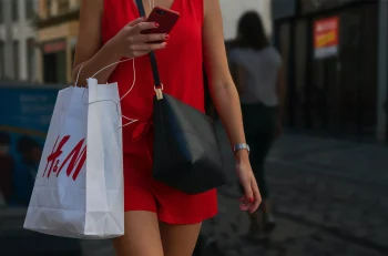 H&M: Τέλος οι δωρεάν επιστροφές προϊόντων – Πόσο θα χρεώνονται οι πελάτες, ποιοι εξαιρούνται