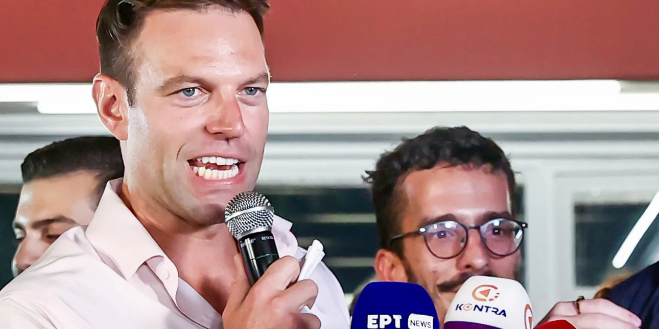 Ποιος είναι ο νεαρός με τα γυαλιά που στεκόταν διαρκώς πίσω από τον Στέφανο Κασσελάκη και του έκλεινε το μάτι