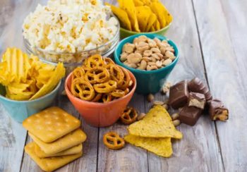 Έρευνα: Ένας στους τέσσερις ενήλικες τρώει υγιεινά γεύματα και ανθυγιεινά σνακ