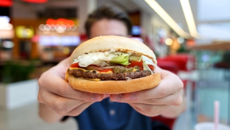 Αυτό είναι το φθηνότερο cheeseburger του κόσμου: Μεγάλη αλυσίδα τα προσφέρει με μόλις 1 cent (ΦΩΤΟ+Video)