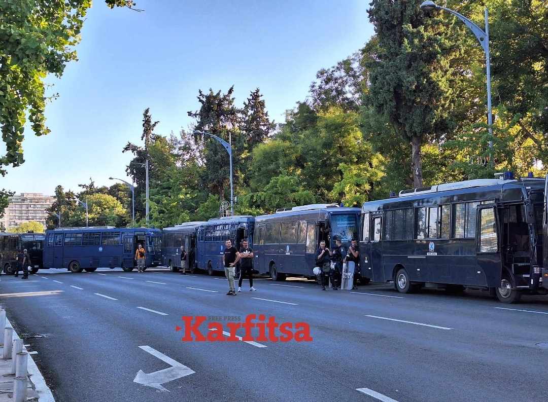 Θεσσαλονίκη: «Αστακός» το κέντρο της πόλης για τις κινητοποιήσεις – Κλούβες και ισχυρές αστυνομικές δυνάμεις (ΦΩΤΟ)