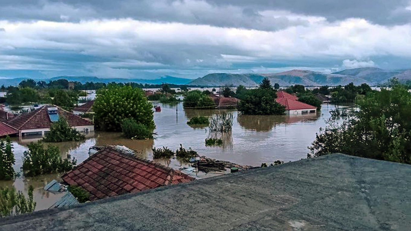 Ανέβηκαν στις στέγες πλημμυρισμένων σπιτιών και ζητούν ελικόπτερα για απεγκλωβισμό (Video)