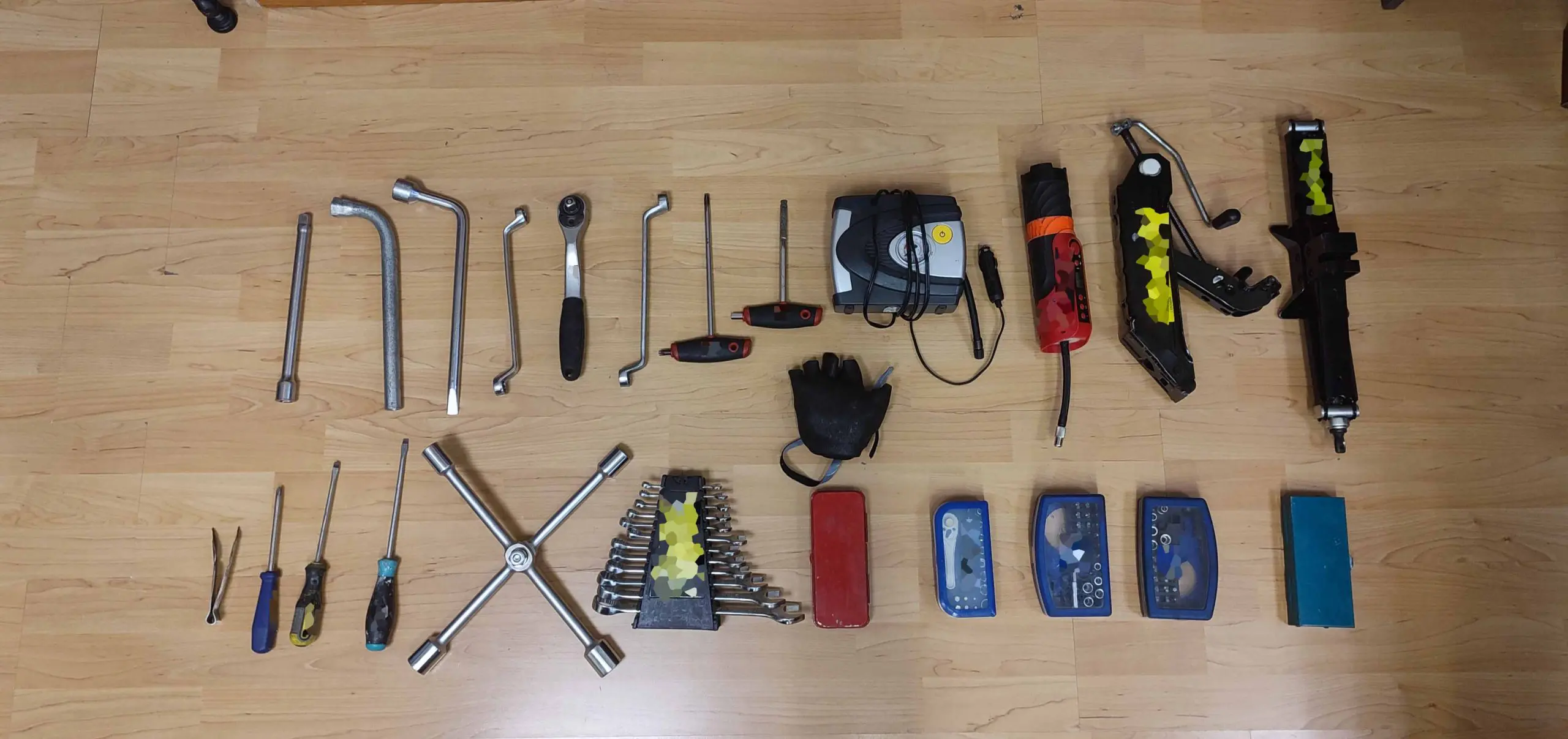 Άρπαζαν τροχούς Ι.Χ. και τα «ταγκάριζαν» με τούβλα – Δύο συλλήψεις (Video)