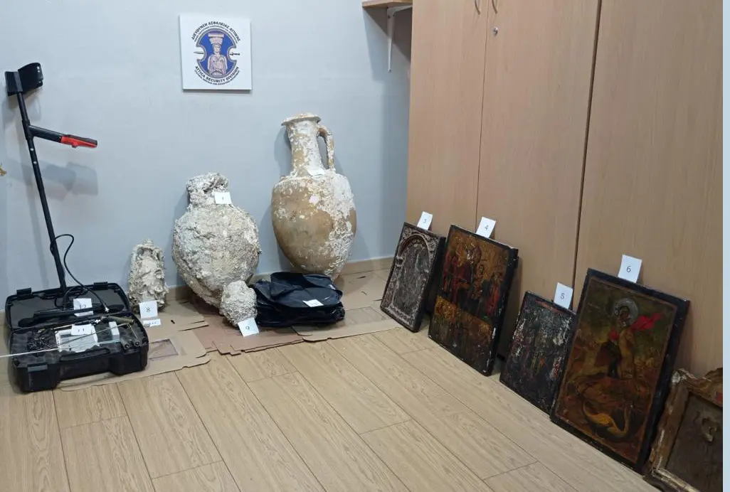Δύο συλλήψεις για κατοχή αρχαιοτήτων – Σκόπευαν να πουλήσουν αμφορείς, εικόνες, νομίσματα (ΦΩΤΟ)