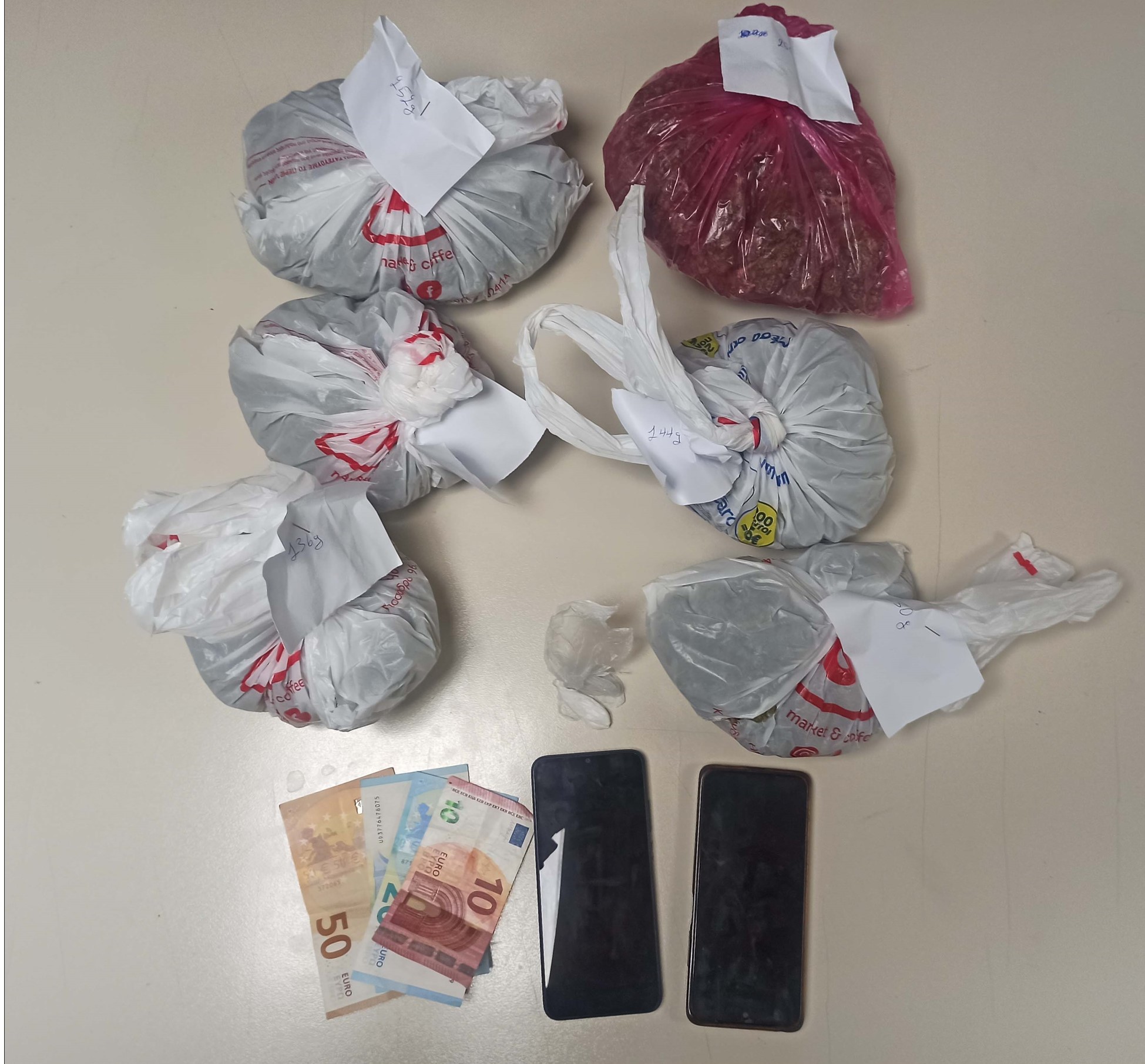 Θεσσαλονίκη: Συνελήφθησαν νεαροί στον Εύοσμο για ένα κιλό κάνναβη και ποσότητα κοκαΐνης