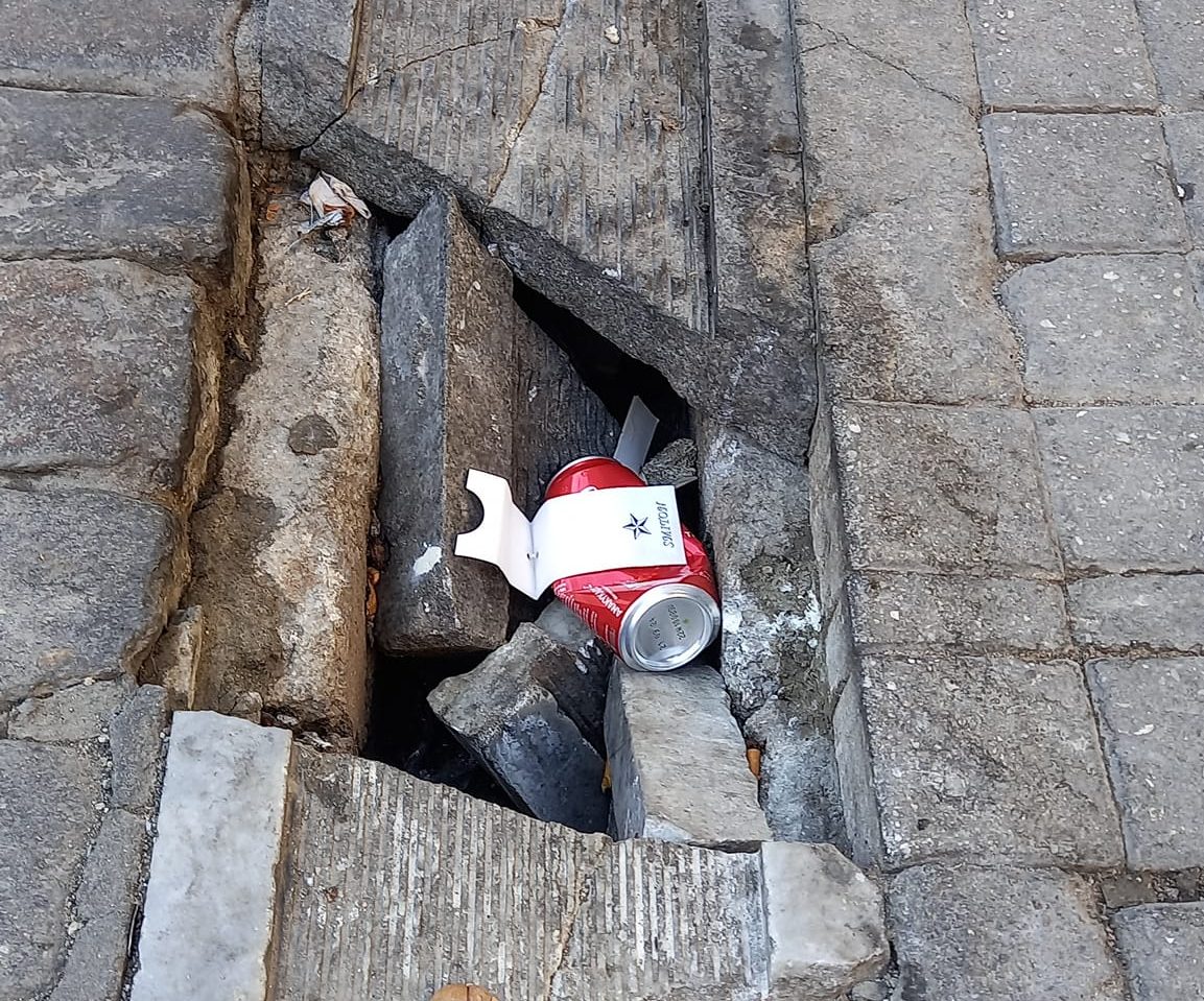 Θεσσαλονίκη: Πλακόστρωτο «παγίδα» για τους περαστικούς στο Καπάνι (ΦΩΤΟ)