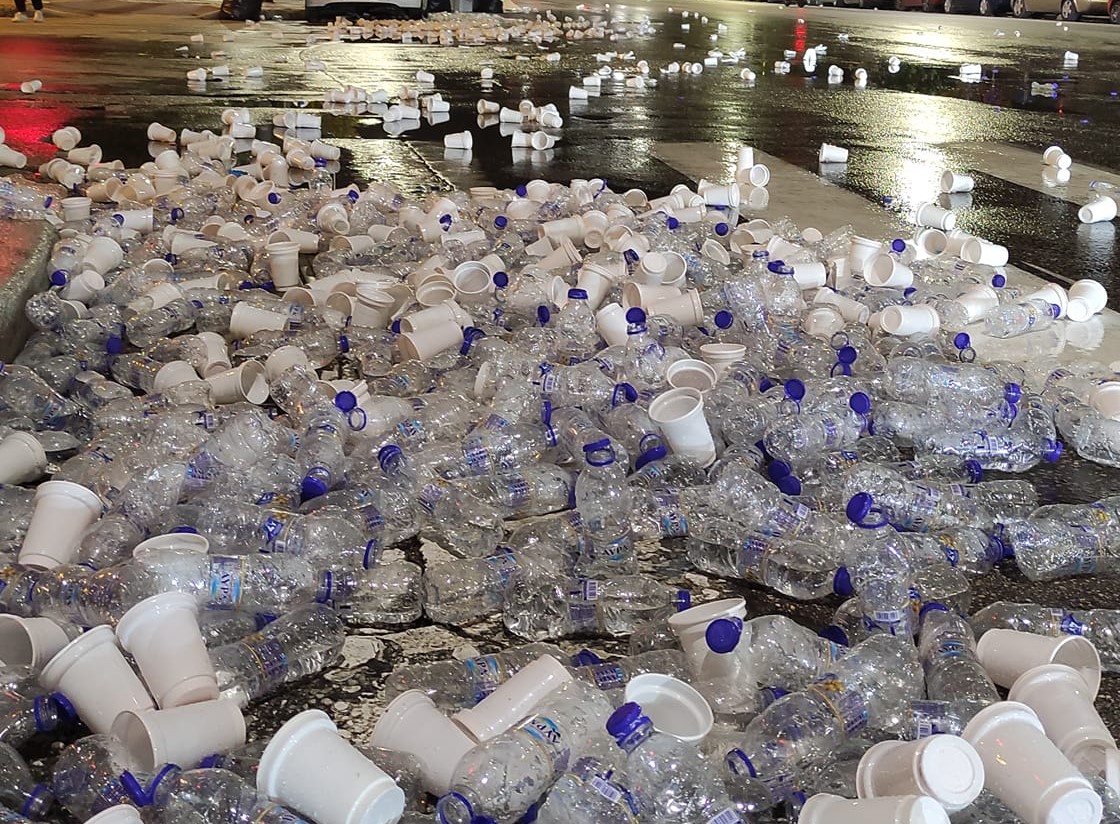 Θεσσαλονίκη: Πεταμένα μπουκάλια νερού και πλαστικά ποτήρια γέμισε κεντρικό σημείο (Video)