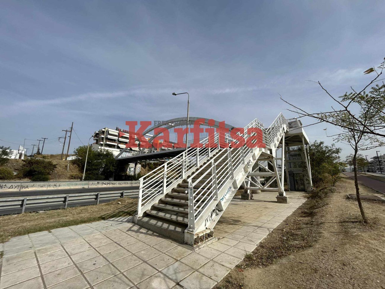 Θεσσαλονίκη: Χωρίς ράμπες και ασανσέρ πεζογέφυρες στον Εύοσμο – «Μπαλάκι» οι ευθύνες (ΦΩΤΟ)
