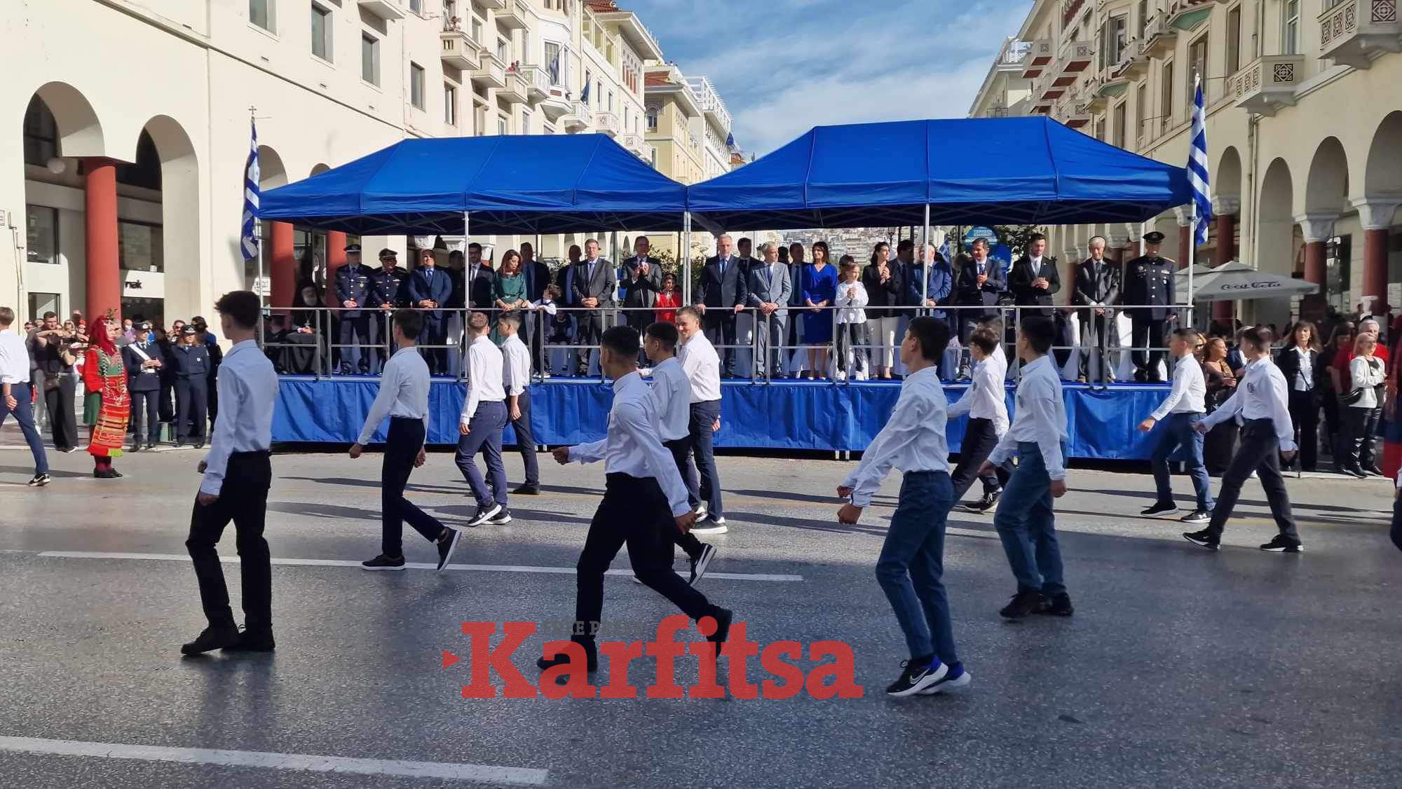 Θεσσαλονίκη: Πλήθος κόσμου στην μαθητική παρέλαση – Ποιοι ήταν στις εξέδρες των επισήμων (ΦΩΤΟ+Video)