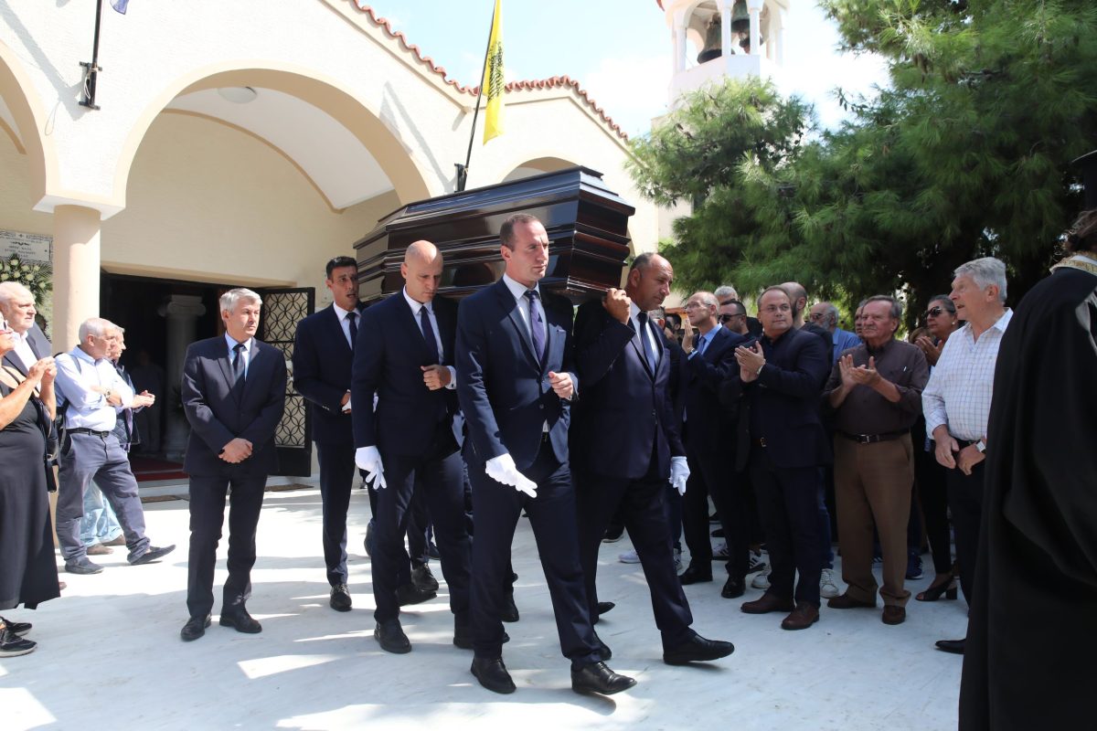 Πανελλήνια συγκίνηση για τον Γιάννη Ιωαννίδη – Θρήνος στην επιμνημόσυνη δέηση στη Βούλα (ΦΩΤΟ+Video)